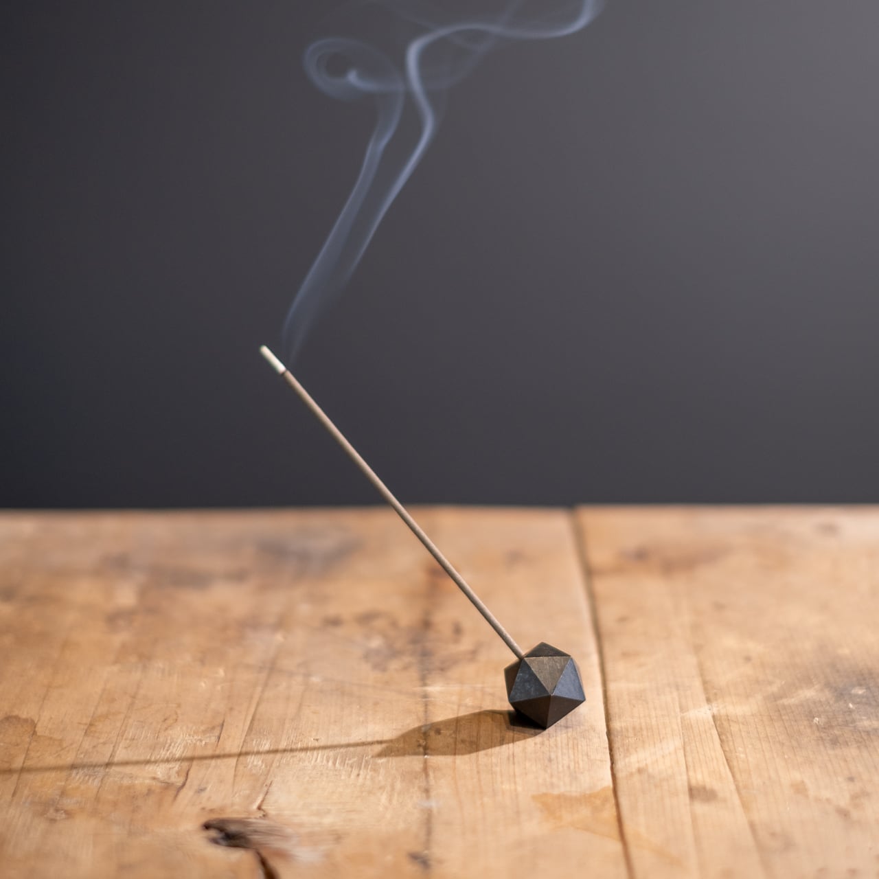 《3段階で角度調整が可能な真鍮製の香立てのブラック仕様》poly incence holder black | NAGAE+（ナガエプリュス）