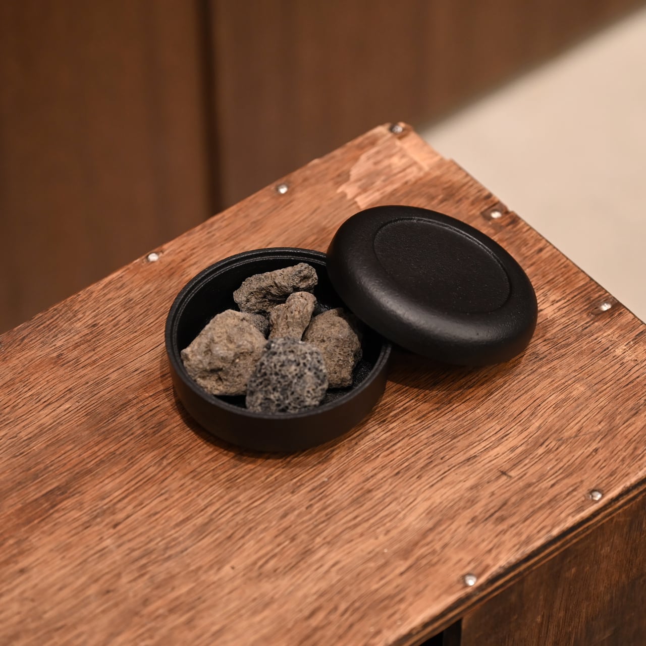 《鉄鋳物と溶岩石のアロマディフューザー》Lava stone aroma diffuser| NAGAE+（ナガエプリュス）