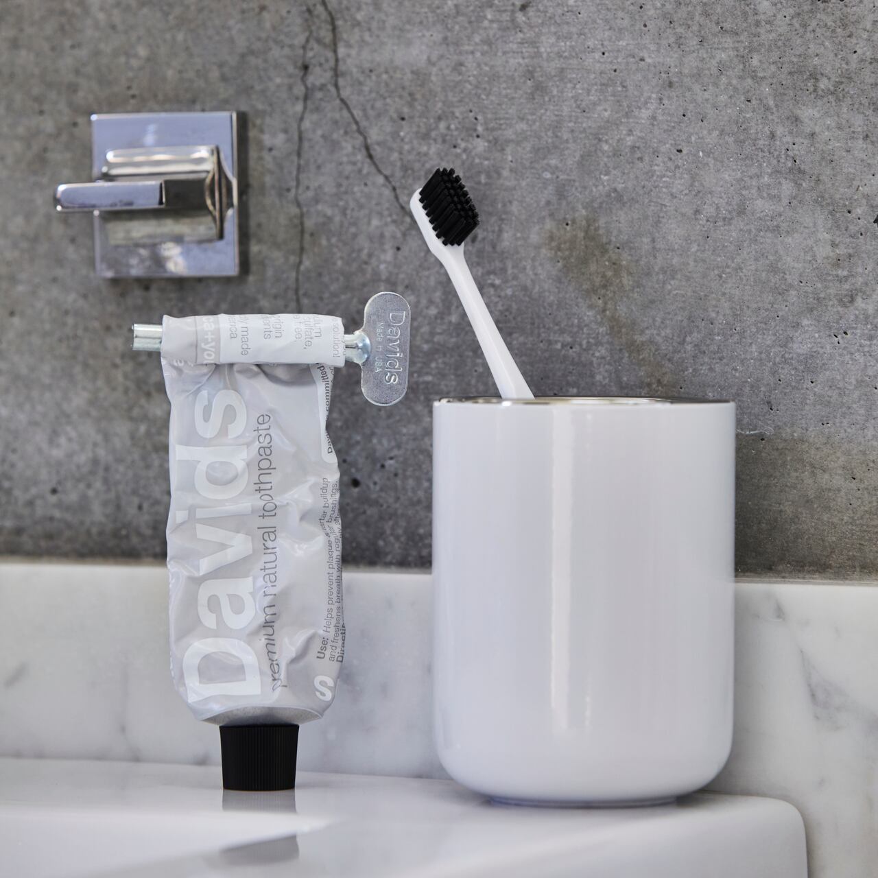 《天然原料ベースのホワイトニング歯磨き粉》ホワイトニングトゥースペースト（チャコール）｜Davids