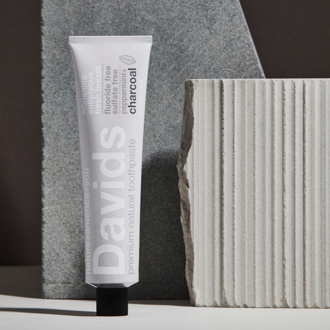 《天然原料ベースのホワイトニング歯磨き粉》ホワイトニングトゥースペースト（チャコール）｜Davids