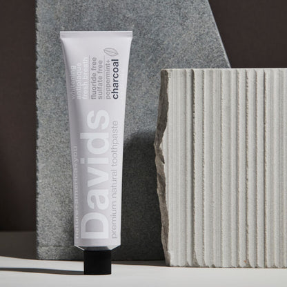 《天然原料ベースのホワイトニング歯磨き粉》ホワイトニングトゥースペースト（チャコール）｜Davids