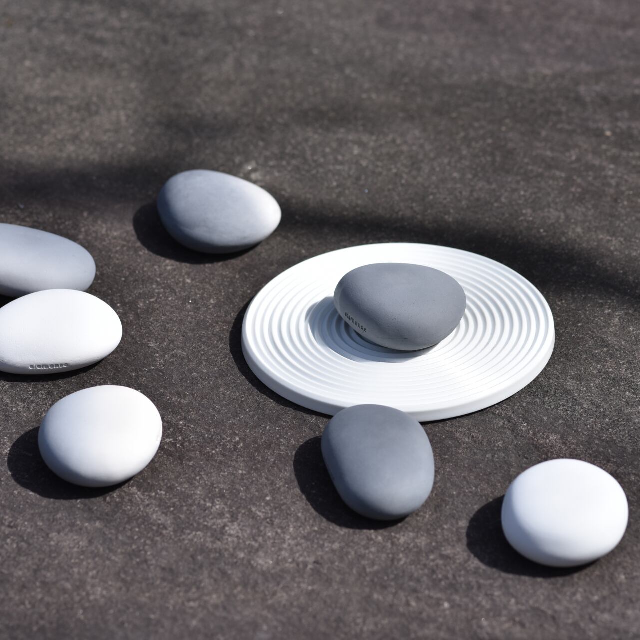 《自然石のような陶製のアロマディフューザー》pottery stone diffuser | elemense