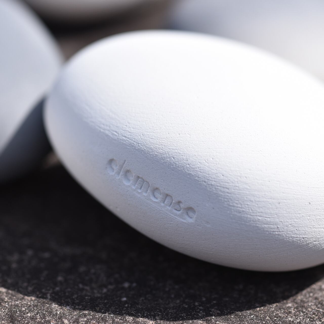 《自然石のような陶製のアロマディフューザー》pottery stone diffuser | elemense