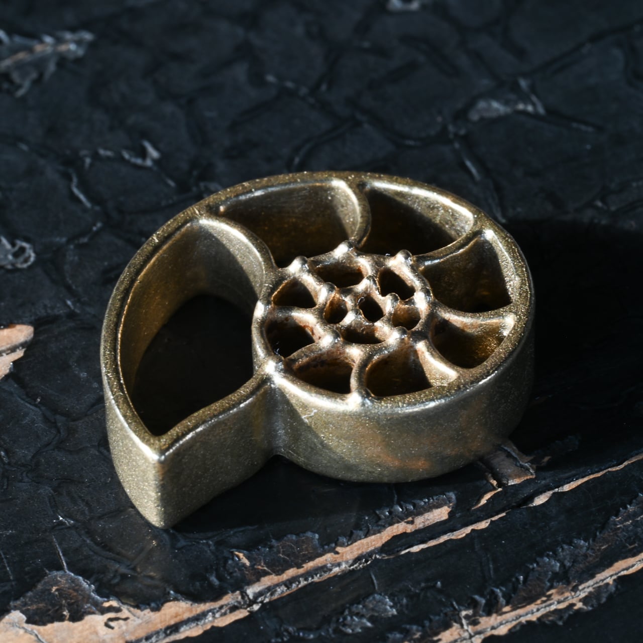 《オウムガイをモチーフにした真鍮鋳物のお香立て》Brass Incense holder "Nautilus（ノーチラス）”｜a.278オリジナル