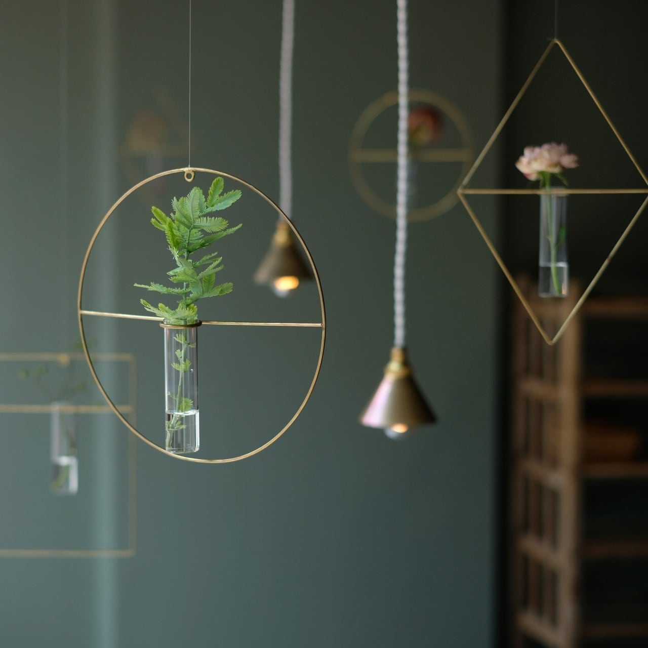 《真鍮フレームとガラス管の壁掛け一輪挿し》PIKE wall brass vase | WEST VILLAGE TOKYO