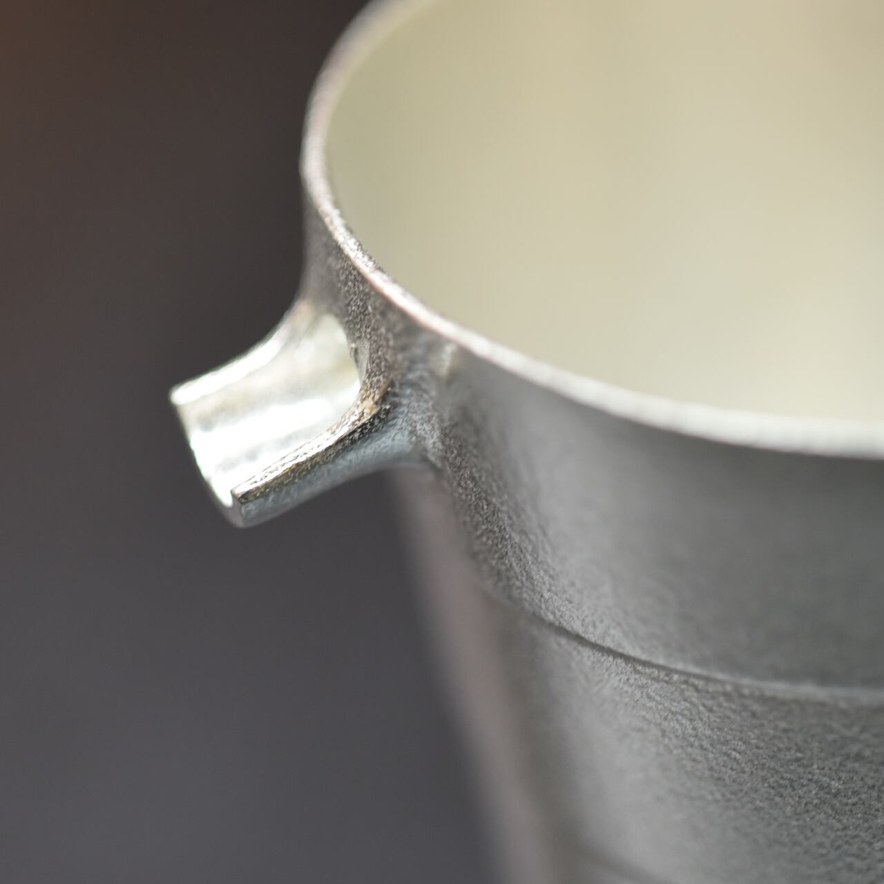 《錫（純度99.99%）の酒器・片口》静波片口｜銀雅堂（ぎんがどう）