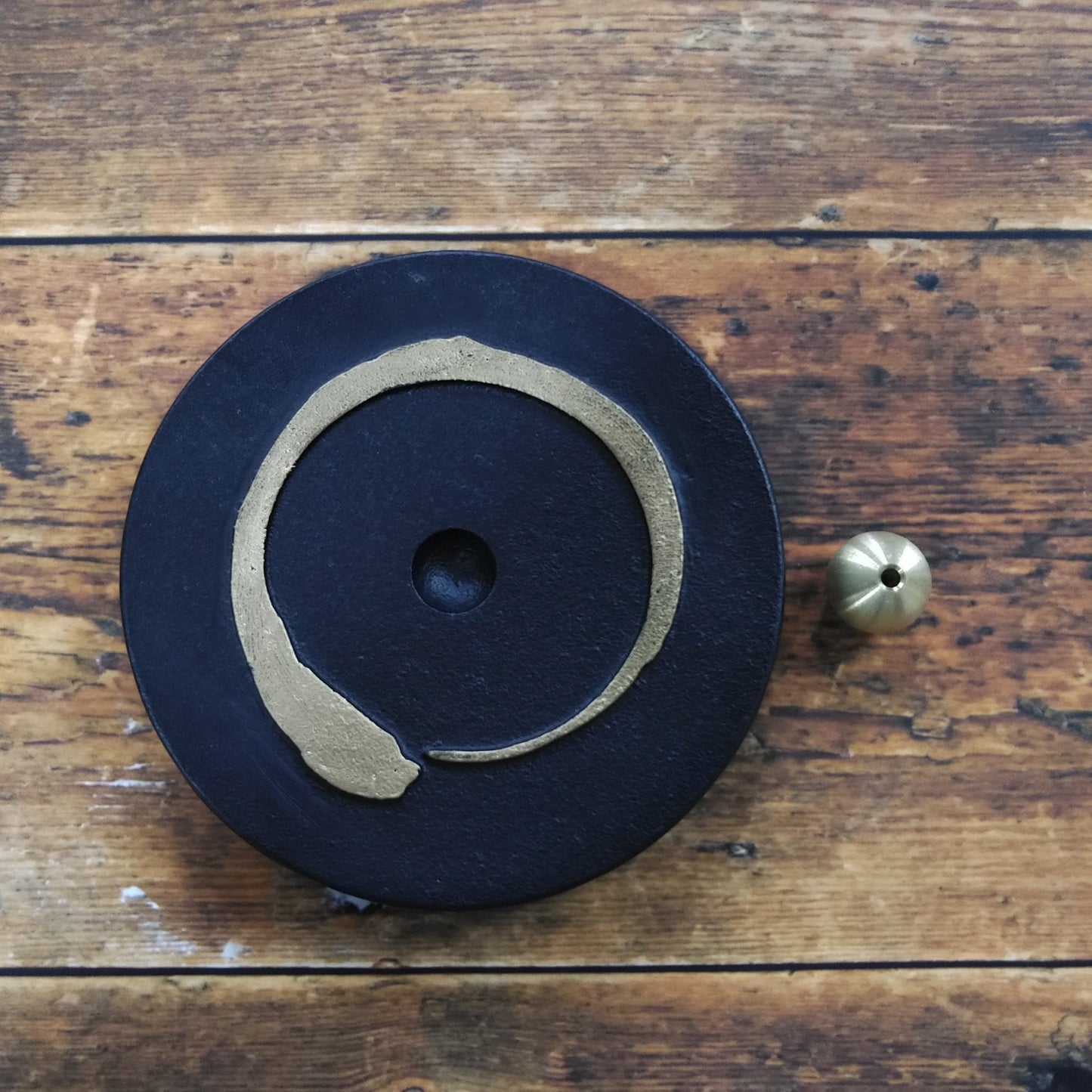 《鉄鋳物の香立て》一円相 | 銀雅堂