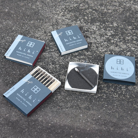 hibi 10MINUTES AROMA deep. Cedar wood（シダーウッド）レギュラーボックス8本入り／専用マット付き
