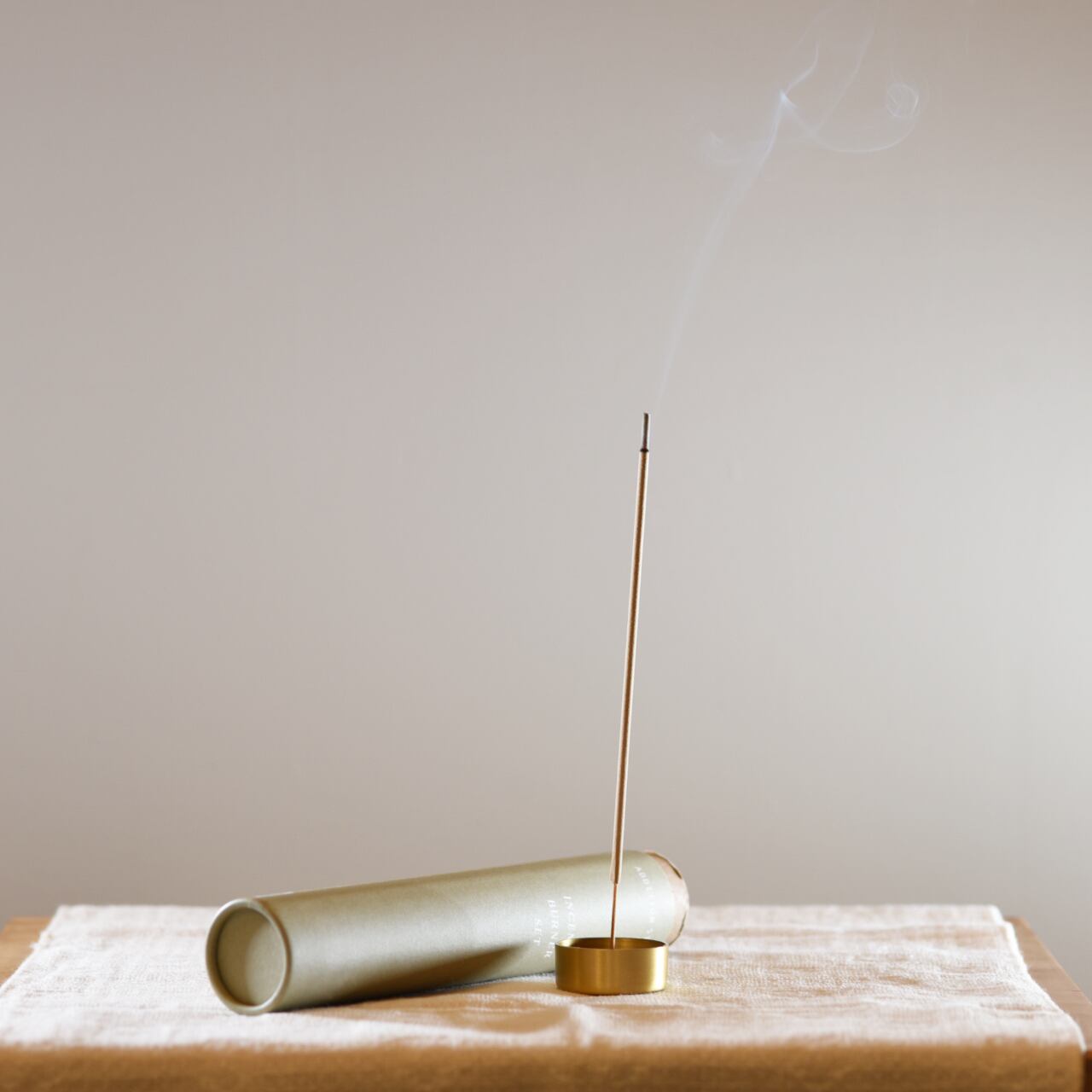 《フランキンセンスとジュニパーベリーのお香（バンブーインセンス）"真鍮の香立てセット”》Frankincense & Juniperberry - Addition Studio