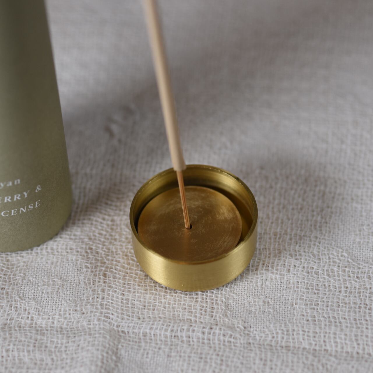 《フランキンセンスとジュニパーベリーのお香（バンブーインセンス）"真鍮の香立てセット”》Frankincense & Juniperberry - Addition Studio