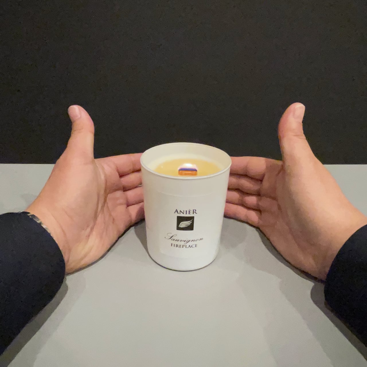 《フランス製・天然素材のウッディな香りと木製芯で焚火気分を味わえるアロマキャンドル》ソーヴィニョン ファイヤプレイス キャンドル | Anier Parfums（アニエルパルファン）