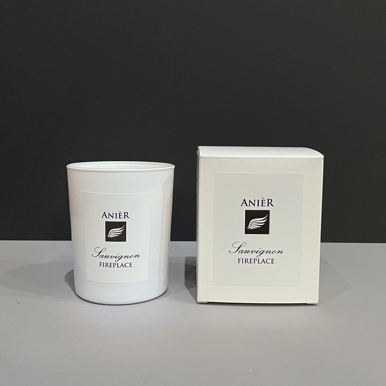《フランス製・天然素材のウッディな香りと木製芯で焚火気分を味わえるアロマキャンドル》ソーヴィニョン ファイヤプレイス キャンドル | Anier Parfums（アニエルパルファン）