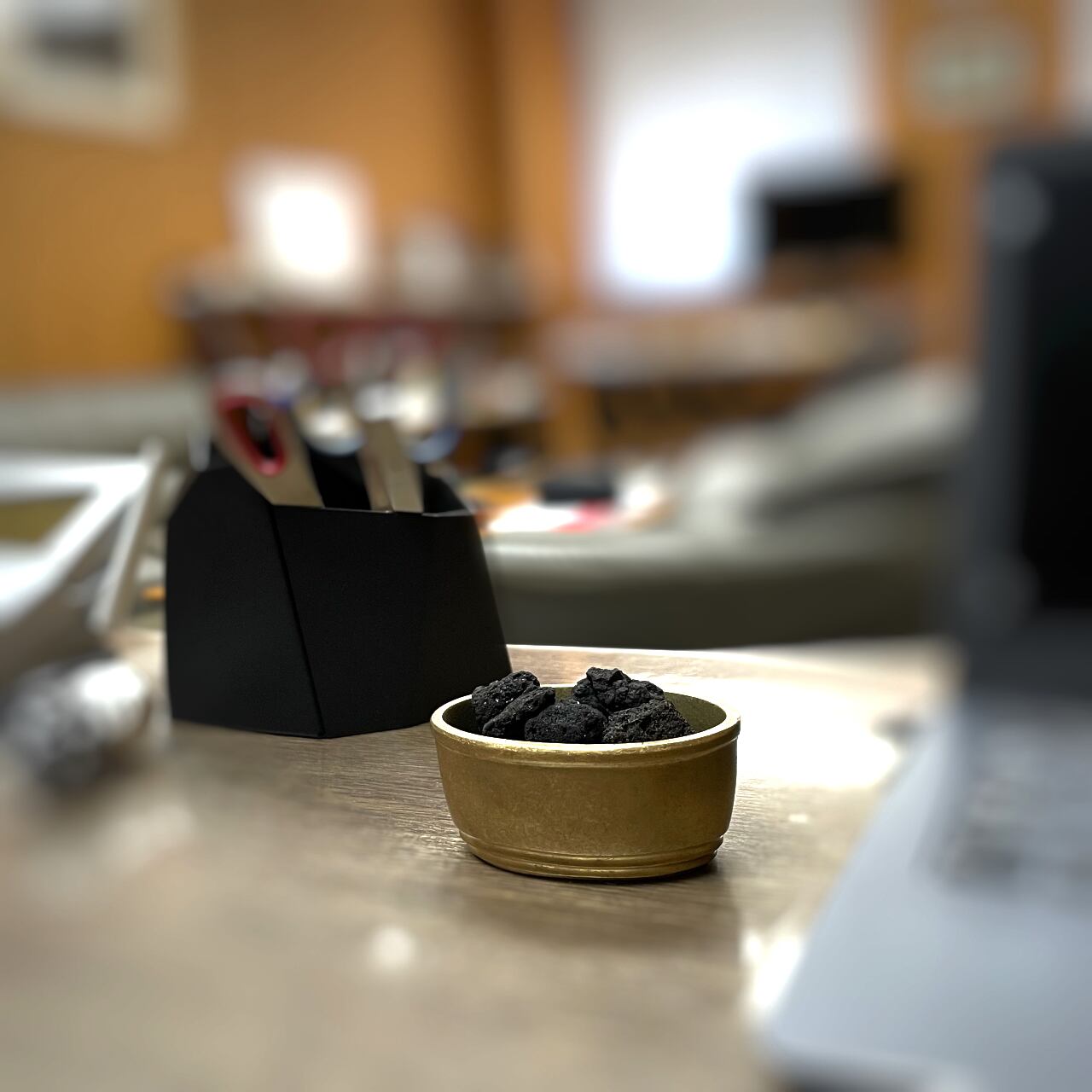 《溶岩石と真鍮鋳物のアロマ・ディフューザー》鋳銅 溶岩石楕円香器 | 銀雅堂