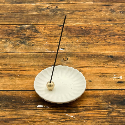 《真鍮製・ミニマルデザインな香立て（ゴールド）》お好みのトレイやお皿を使って自分だけのお香立て