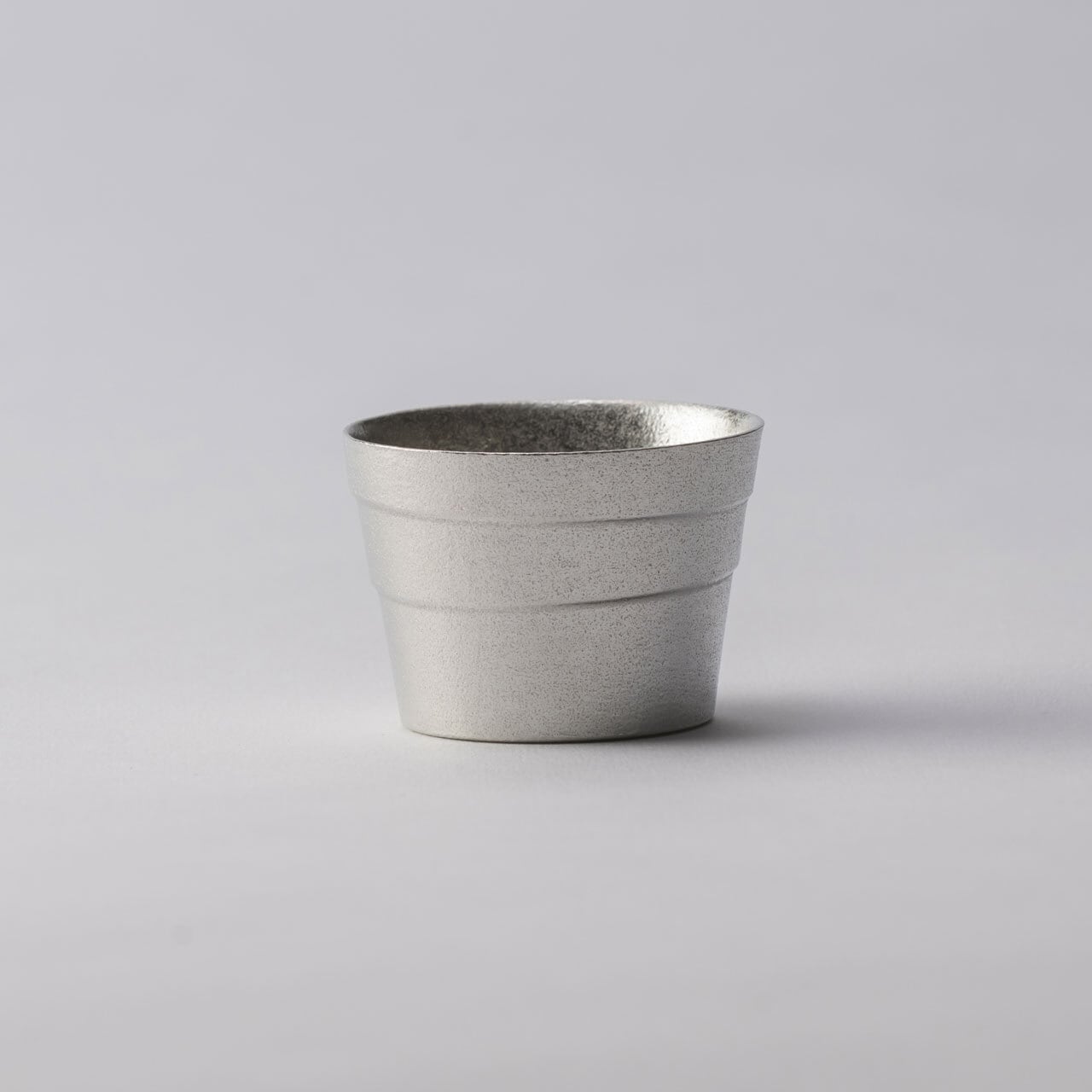 《錫（純度99.99%）の酒器・お猪口》静波お猪口｜銀雅堂（ぎんがどう）