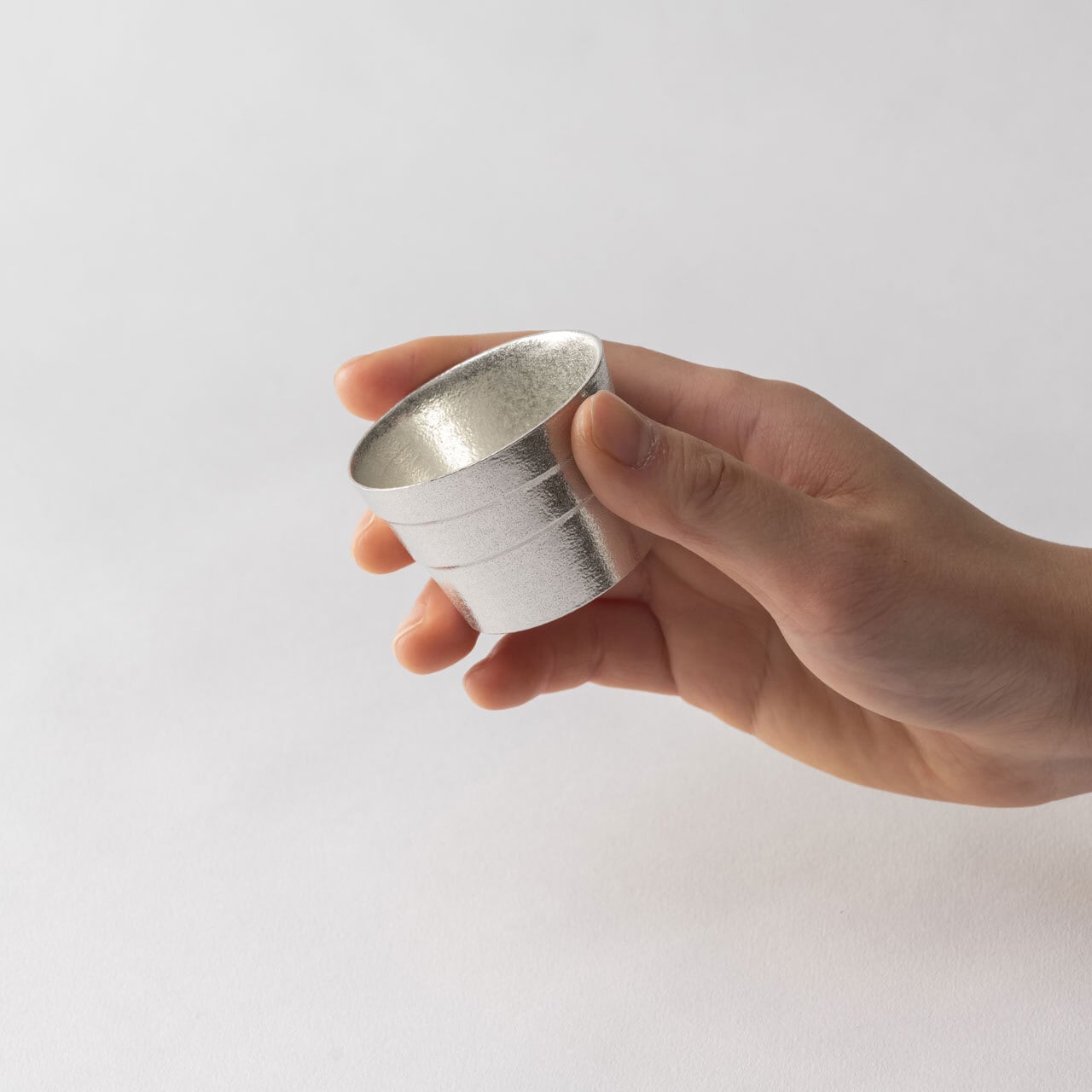 《錫（純度99.99%）の酒器・お猪口》静波お猪口｜銀雅堂（ぎんがどう）