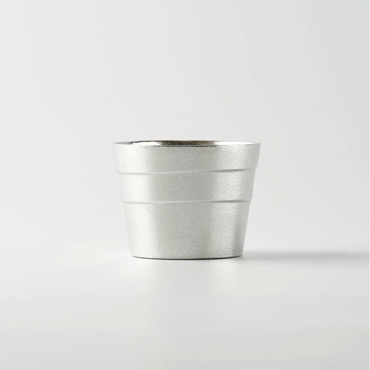 《錫（純度99.99%）の酒器・ぐい呑み》静波ぐい呑み｜銀雅堂（ぎんがどう）