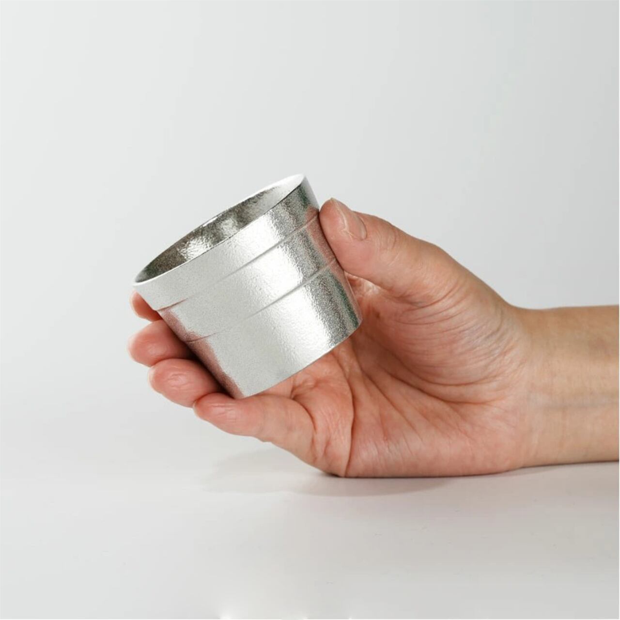 《錫（純度99.99%）の酒器・ぐい呑み》静波ぐい呑み｜銀雅堂（ぎんがどう）