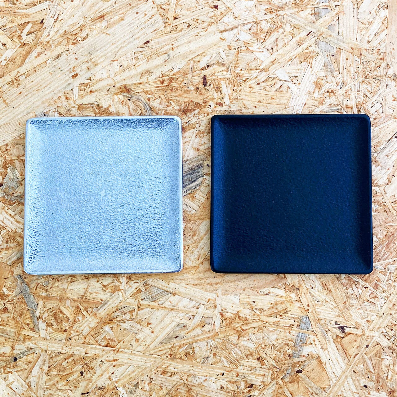 《アルミ鋳物のトレイ》スクエア (四角) トレイ S | シルバー / ブラック