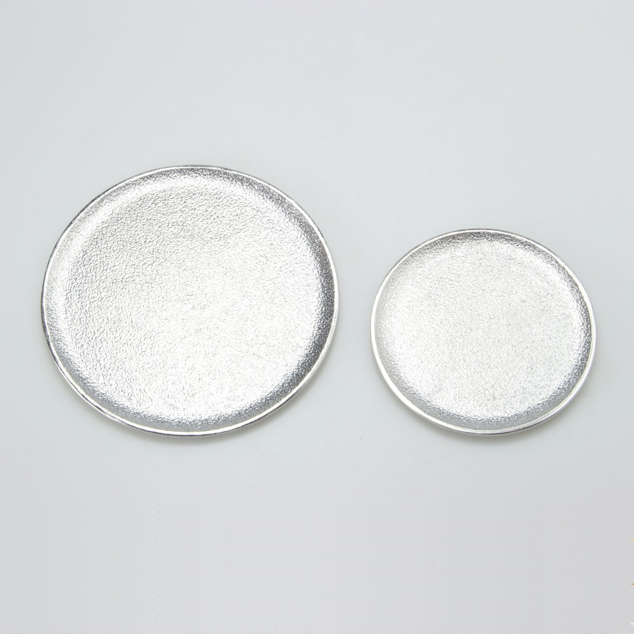 《アルミ鋳物のトレイ》ラウンド (丸形) トレイ L | シルバー / ブラック
