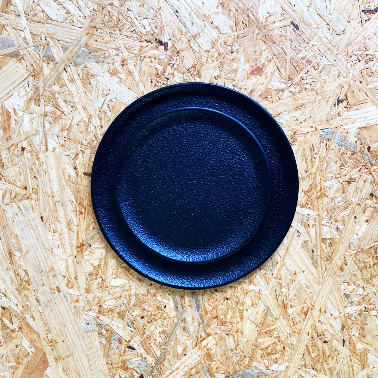 《アルミ鋳物のトレイ》ラウンド (丸形) トレイ S | シルバー / ブラック