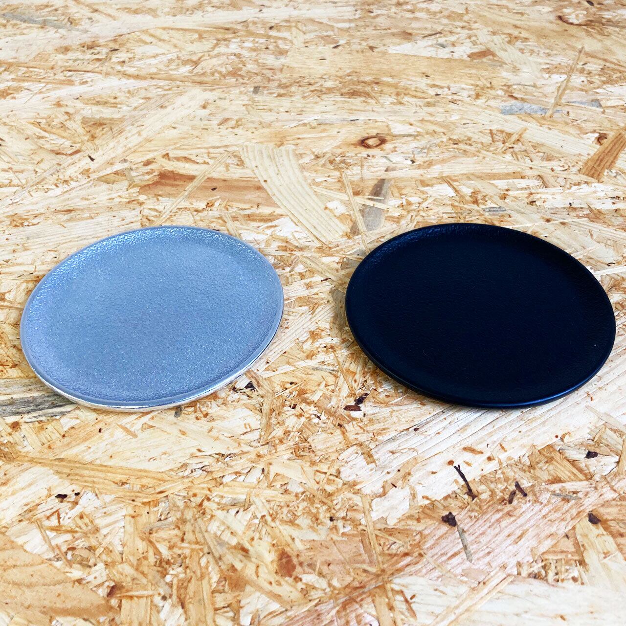 《アルミ鋳物のトレイ》ラウンド (丸形) トレイ S | シルバー / ブラック