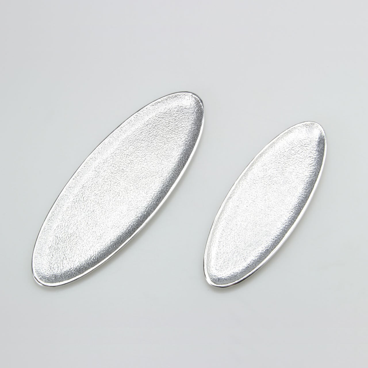 《アルミ鋳物のトレイ》オーバル (楕円) トレイ L | シルバー / ブラック