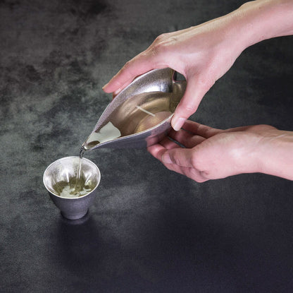 《桜をモチーフにした錫製酒器セット》さくら錫 ぐい呑み2客 & さくら錫片口セット｜hiracle（ヒラクル）