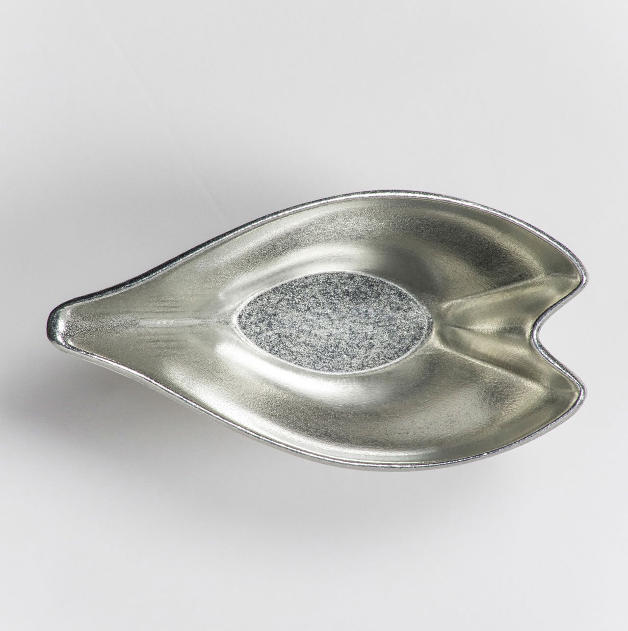 《桜をモチーフにした錫製酒器セット》さくら錫 ぐい呑み2客 & さくら錫片口セット｜hiracle（ヒラクル）