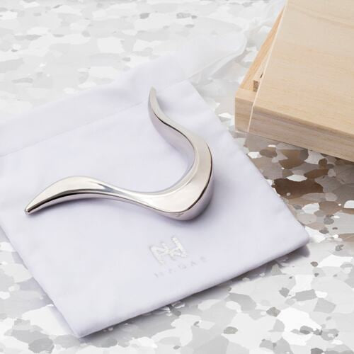 《チタンのカッサ》デザイン＋新潟燕三条の金属加工技術と熟練職人による鏡面研磨（silver）｜ cygne（シーニュ）