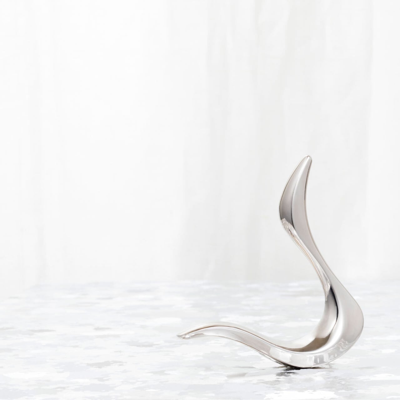 《チタンのカッサ》デザイン＋新潟燕三条の金属加工技術と熟練職人による鏡面研磨（silver）｜ cygne（シーニュ）