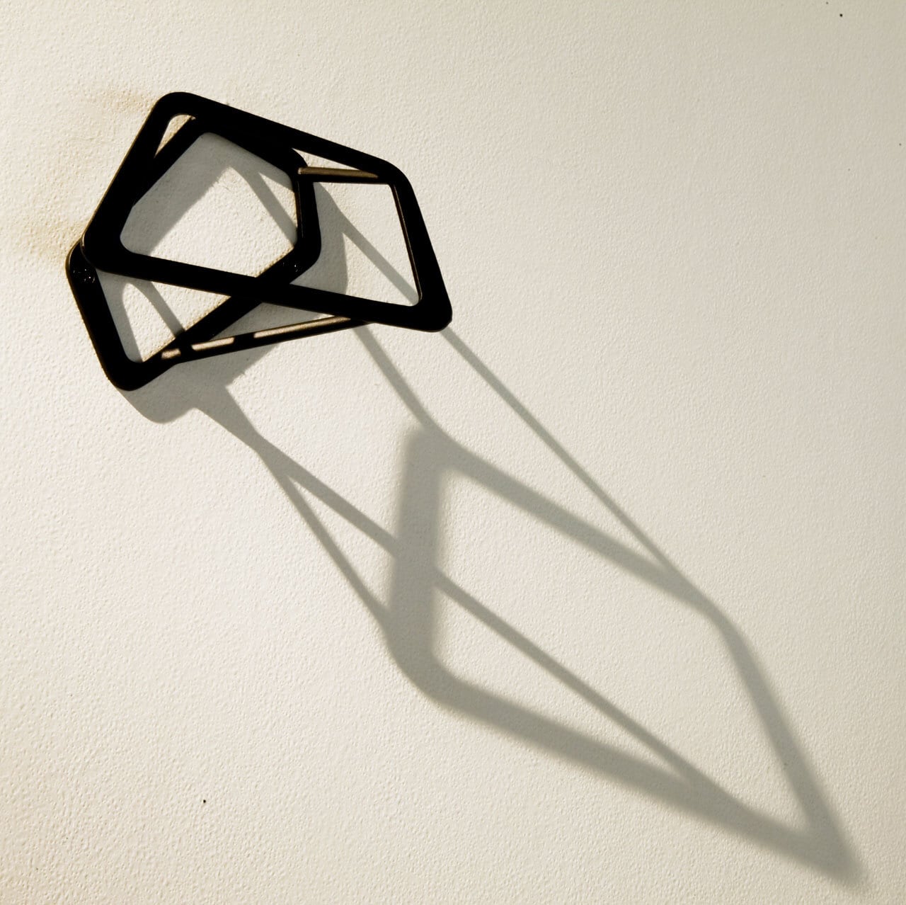 《ブロンズ製のコートフック》アシンメトリーデザインと日の光、照明がつくり出す影が美しい（Sサイズ）｜splinkle （スプリンクル）