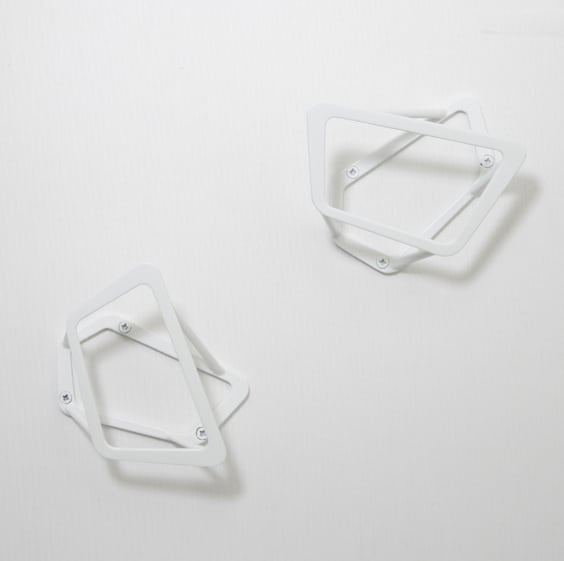 《ブロンズ製のコートフック》アシンメトリーデザインと日の光、照明がつくり出す影が美しい（Sサイズ）｜splinkle （スプリンクル）