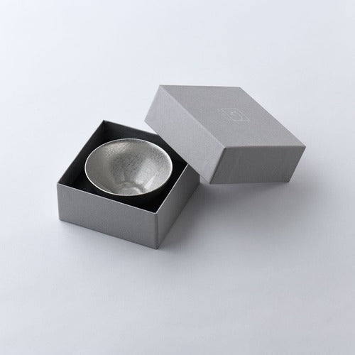 《錫（すず）鋳物製の酒器》鋳錫 吉祥紋酒器 梅紋ぐい呑み（椀型）