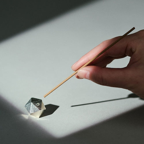 《3段階で角度調整が可能な錫製の香立て》poly incence holder＜tin＞ | NAGAE+（ナガエプリュス）