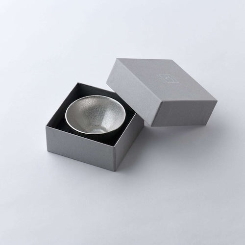 《錫（すず）鋳物製の酒器》鋳錫 吉祥紋酒器 八角ぐい呑み（椀型）