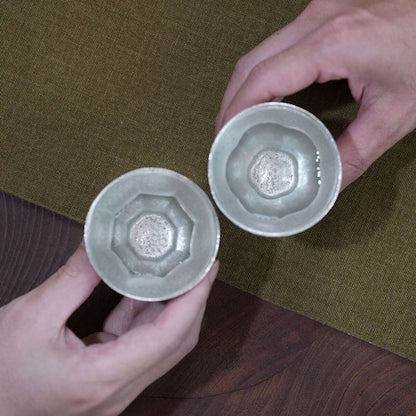 《錫（すず）鋳物製の酒器》鋳錫 吉祥紋酒器 八角ぐい呑み（ラッパ型）