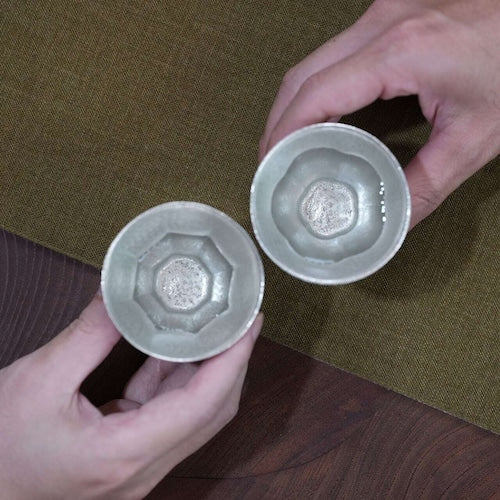 《錫（すず）鋳物製の酒器》鋳錫 吉祥紋酒器 八角ぐい呑み（椀型）