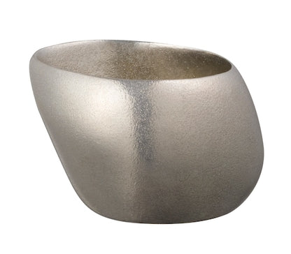 《アシンメトリーフォルムで飲み口の位置で異なる味わいを楽しめるぐい呑み》アシンメトリー形状により飲み口の位置でお酒の味わい、香りの感じ方が変わります｜TRAVEL CHOCO（トラベルチョコ）