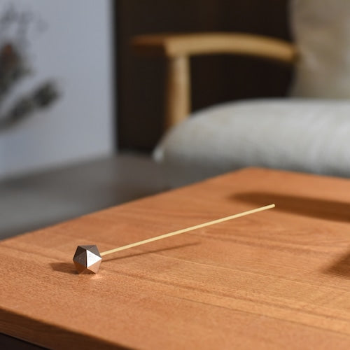 《3段階で角度調整が可能なブロンズ製の香立て》poly incense holder| NAGAE+（ナガエプリュス）